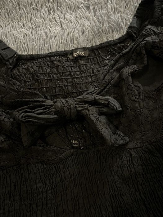 Czarna sukienka krótka z bufiastymi rękawami