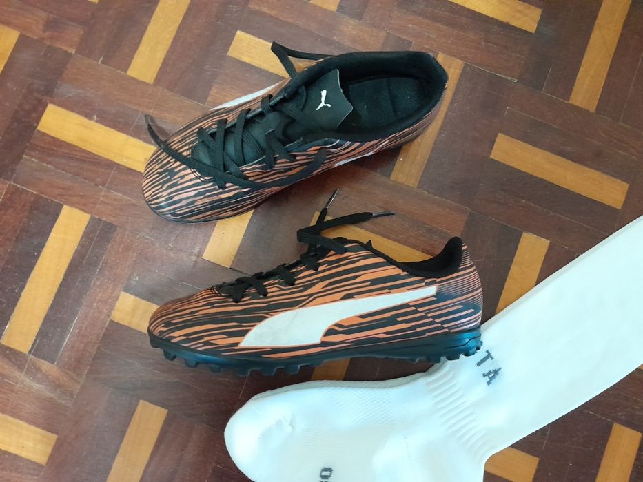 Chuteiras de futebol marca PUMA, número 36