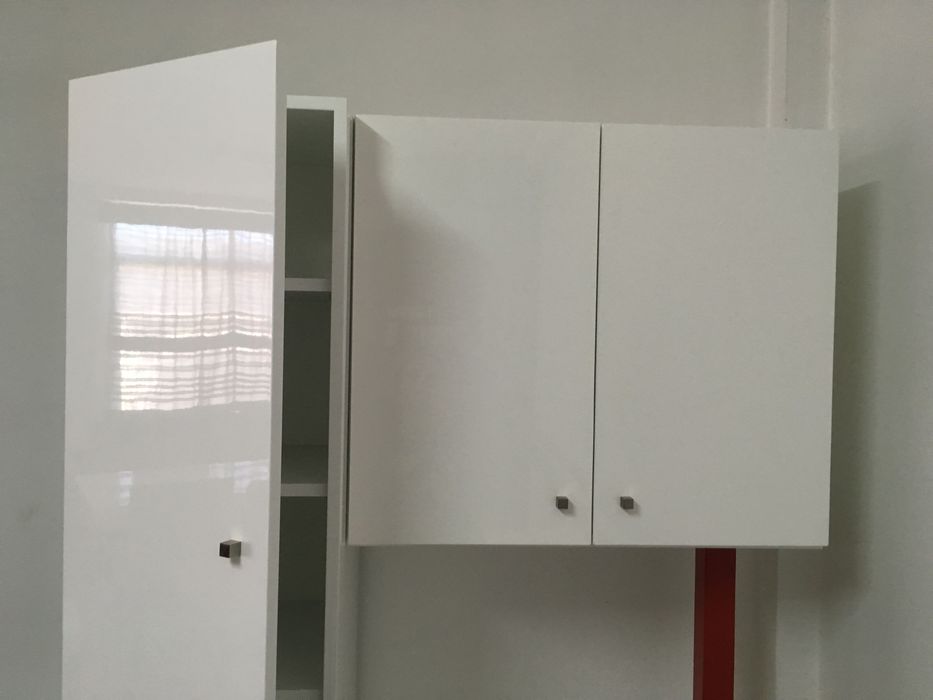 Móvel multifuncional em acabamento branco brilhante