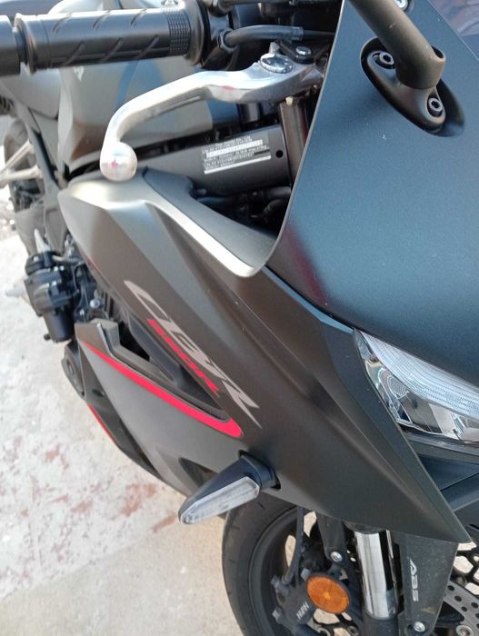Honda CBR650R E-Clutch 2025 | Junho 2025 | < 5.000km | Garantia