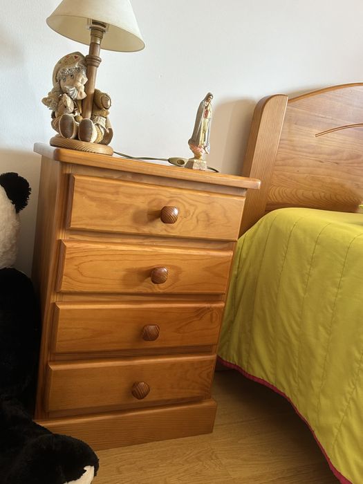 cama e mesa de cabeceira