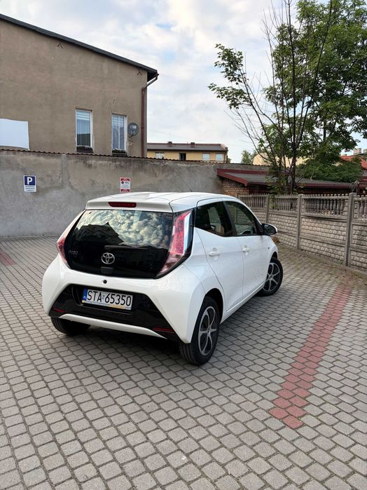 samochód toyota aygo