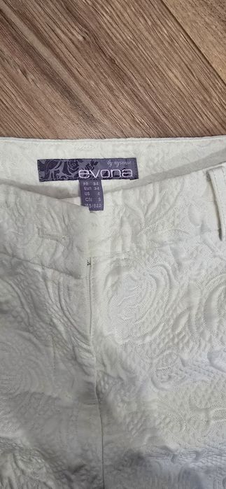 Укорочені  білі штани на S