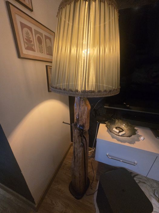 Lampa stojąca ze starej belki