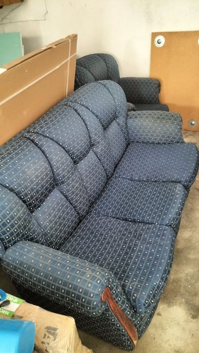 Um sofá grande desdobrado faz cama, e dois pequenos conforme nas fotos