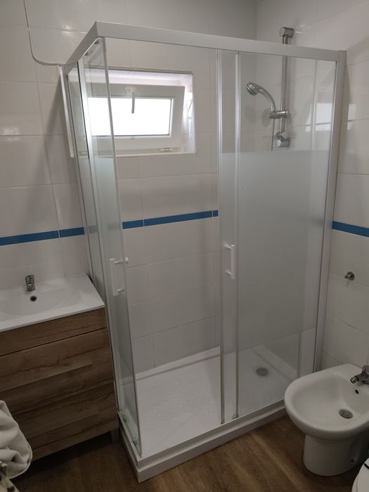 Conjunto Duche completo WC: base, cabine e coluna de duche