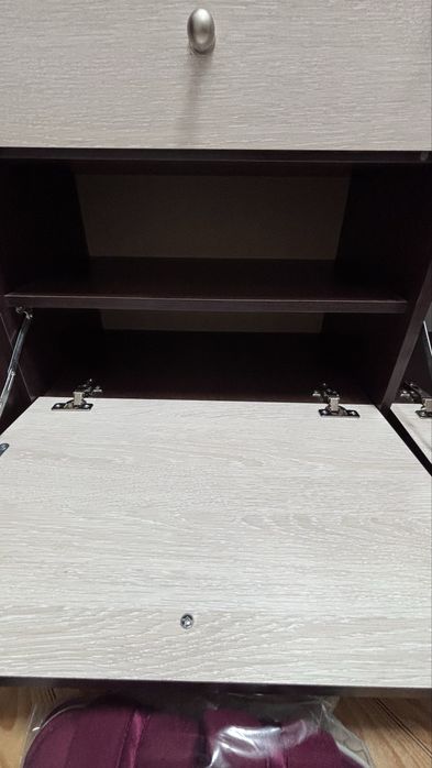 Шафа в прихожу з дзеркалом