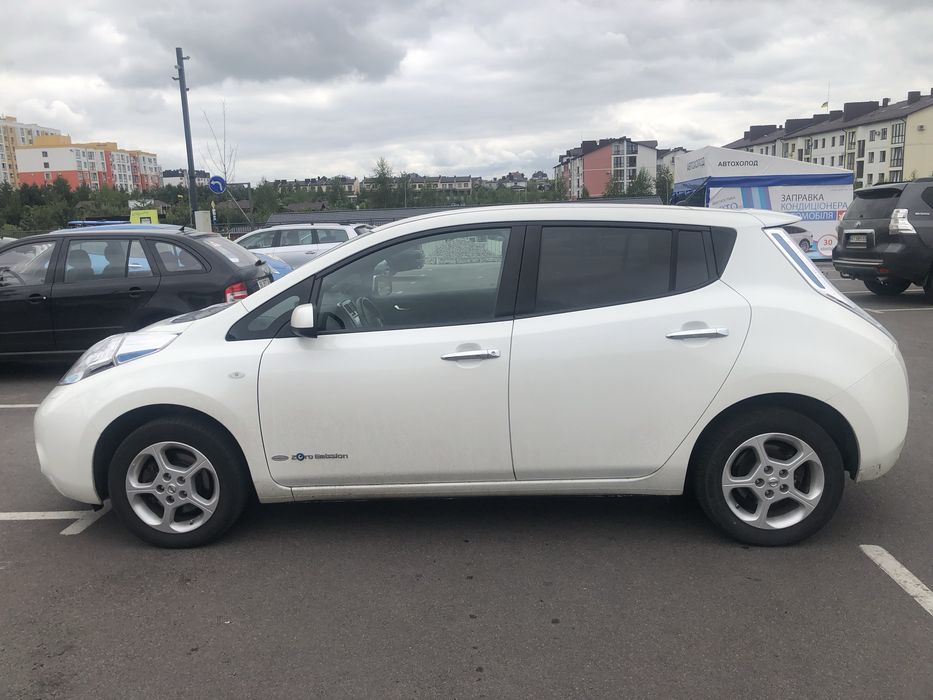 Оренда електромобіля Nissan leaf