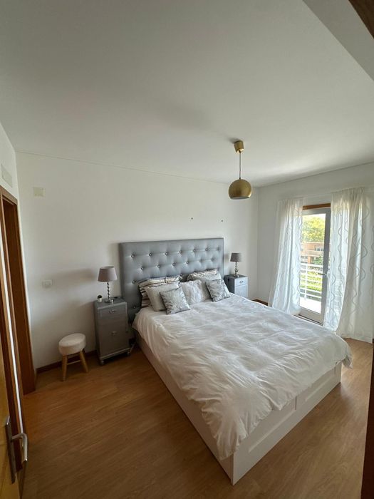 Quarto com casa de banho, varanda vista mar, em condomínio com piscina
