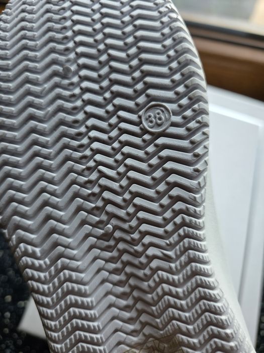 Buty sportowe z cyrkoniamii