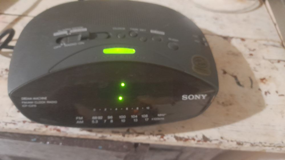 Sony ICF–C215 радио часи