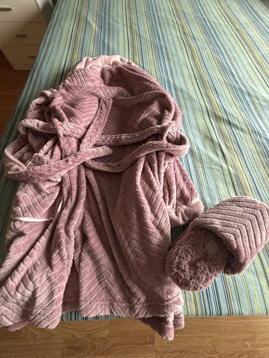 Robe e chinelos novos com etiqueta