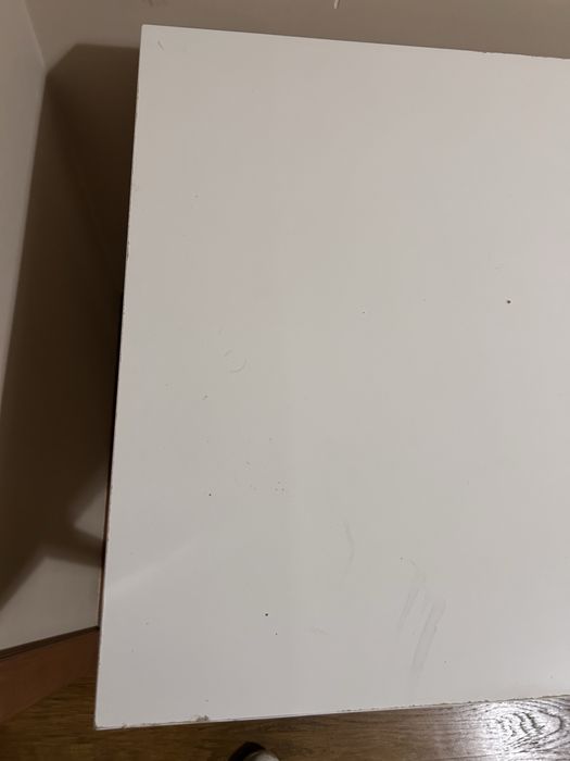 Mesa branca LINNMON com pés ajustaveis