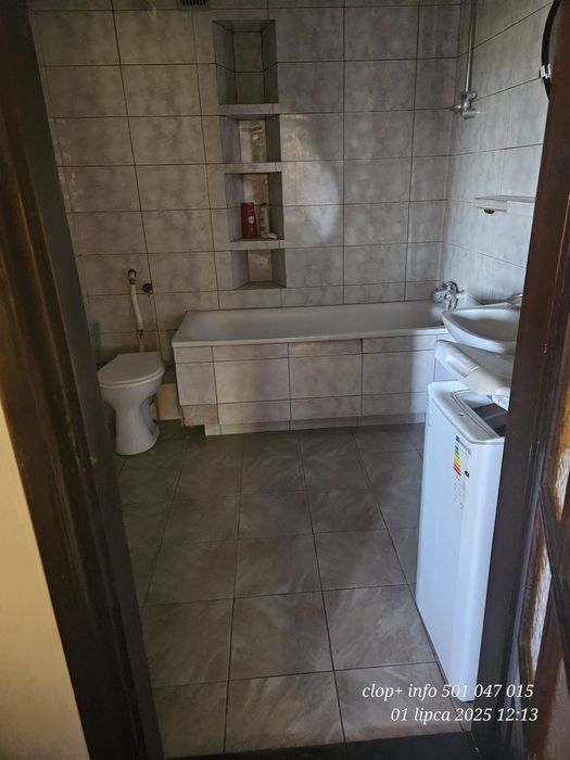 Dom jednorodzinny w zabudowie bliźniaczej do wynajęcia. 
Parter łazien