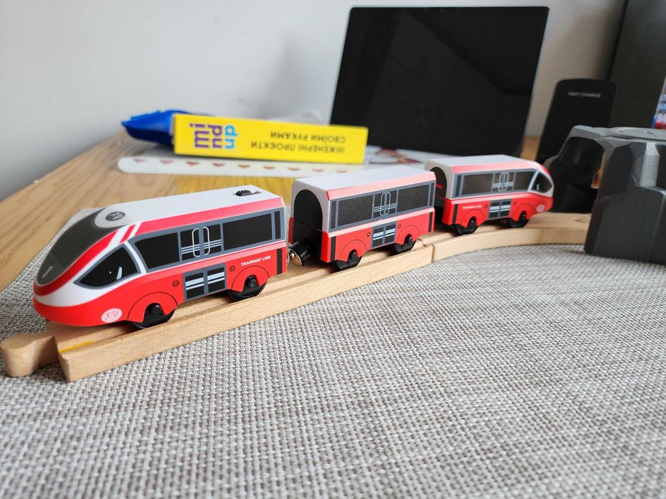 Локомотив і два вагончики батарейках AAA RED Новий LILLABO IKEA BRIO