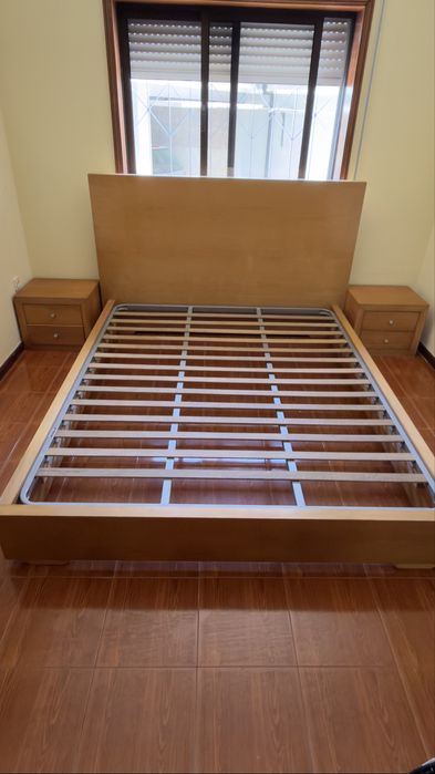 Cama de casal em madeira maciça com criados