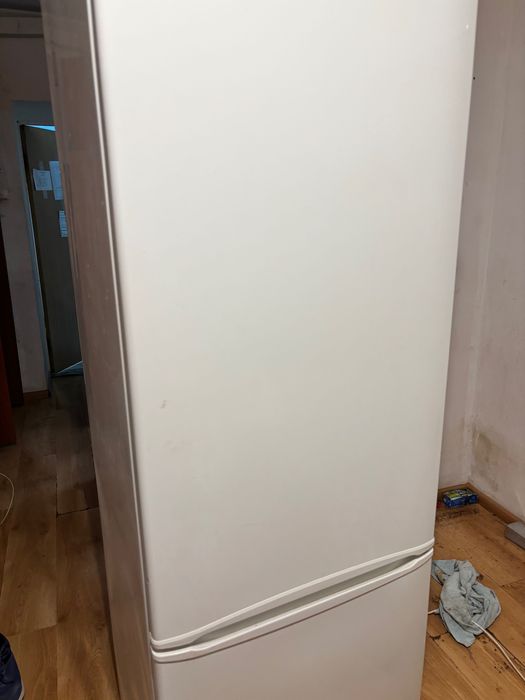 Холодильник Indesit майже новий