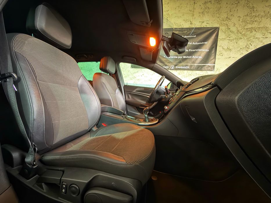 Opel Insignia Sports Tourer 2.0 CDTI 160cv Cosmo - Desde 105€ Mês