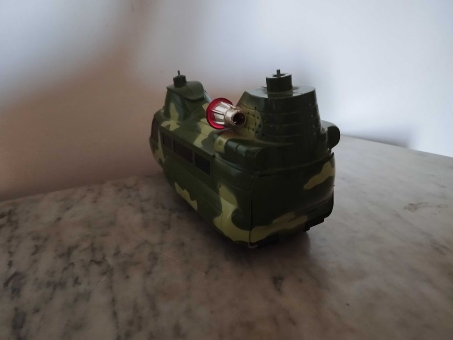 Helicóptero faltando algumas peças.