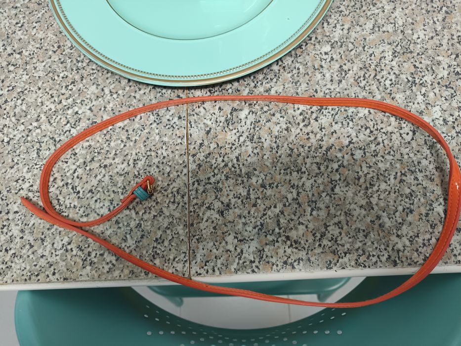 Vendo cintos laranja e azul para mulher bom estado