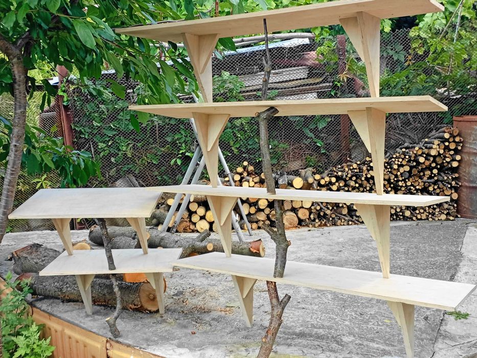 Полички з 12 мм фанери. 4 великі, 2 малі.