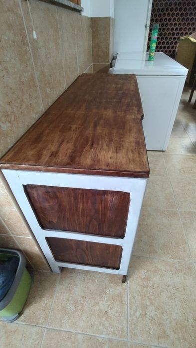 Móvel com vitrine renovado