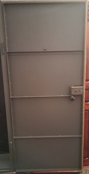 Продам металлическую входную дверь