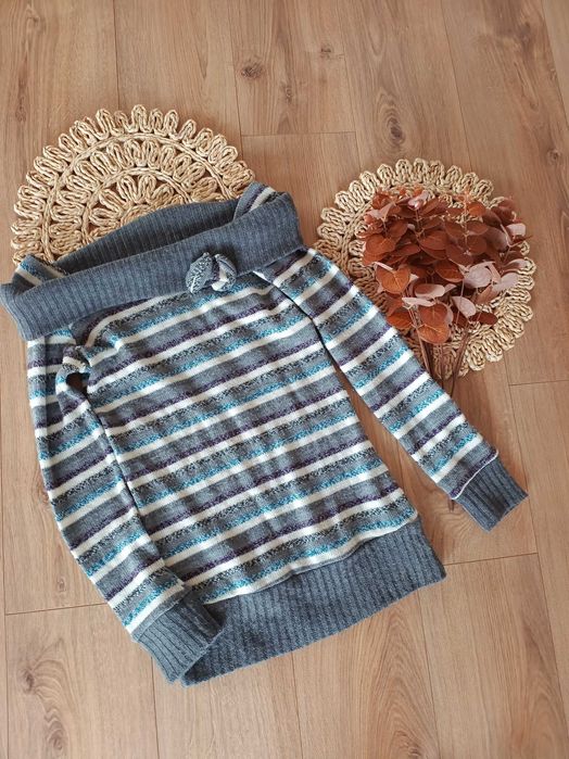 szary ciepły sweterek damski w pasy paski z półgolfem odkryte ramiona