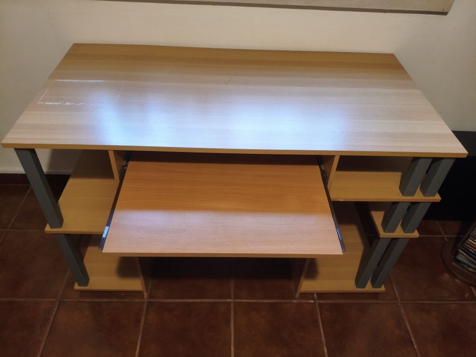 Secretária usada em bom estado