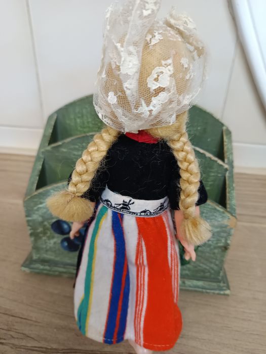 Boneca vintage. Traje típico.