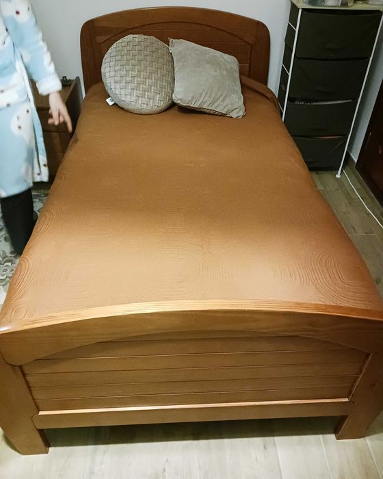 Conjunto de Quarto em madeira pinho.