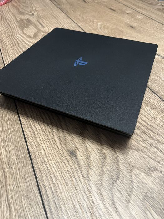 Playstation 4 Pro + 2 pady