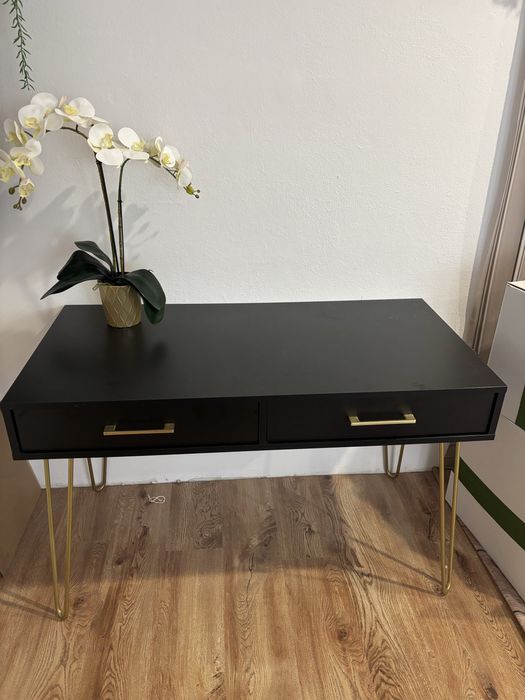 Biurko czarne ze złotymi elementami
