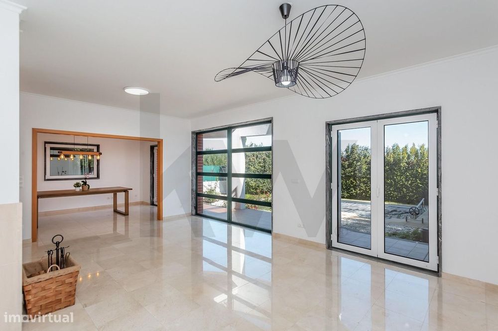 Moradia T4+2 com Jardim e Piscina para Arrendamento, junto ao Oeiras G