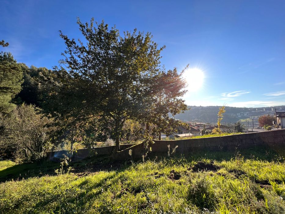 Terreno urbano para construção no centro de Atães, Guimarães - 2000m2