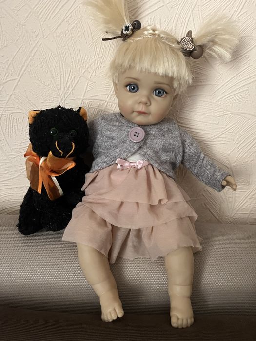 Реалістична лялька з котиком