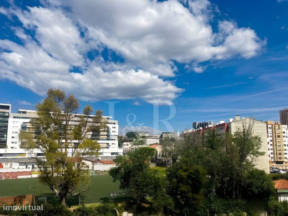 Apartamento T3 com varanda e estacionamento na Estrada da Luz, Lisboa