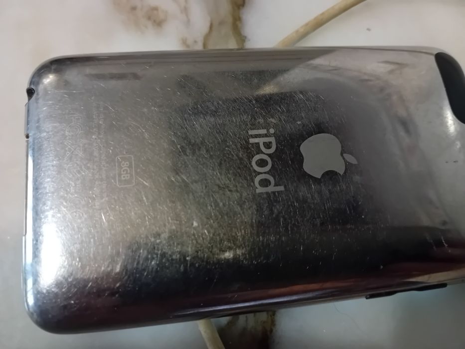 iPod Touch 8 GB in Good Condition64738763998083123