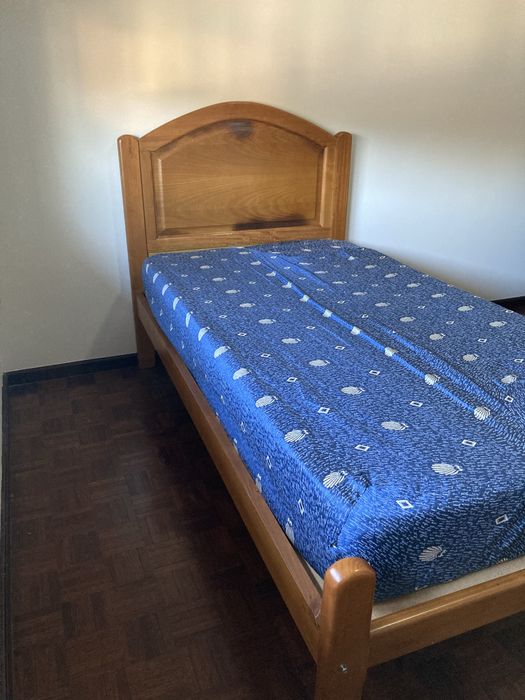 Cama de solteiro.