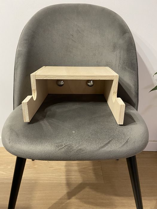 Suporte feito em madeira para pendurar bicicleta