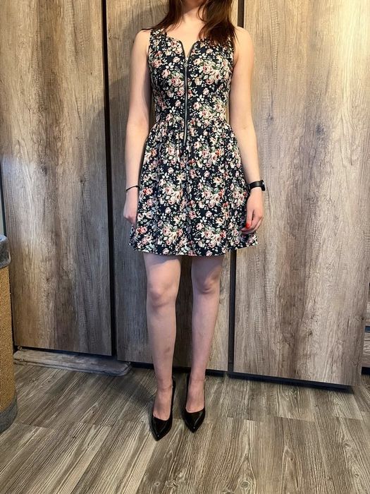 Sukienka w kwiaty rozkloszowana S zamek