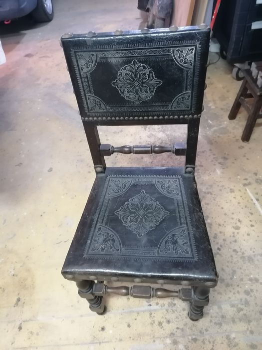 50€ pelo Conjunto 8 Cadeiras com couro e taxas