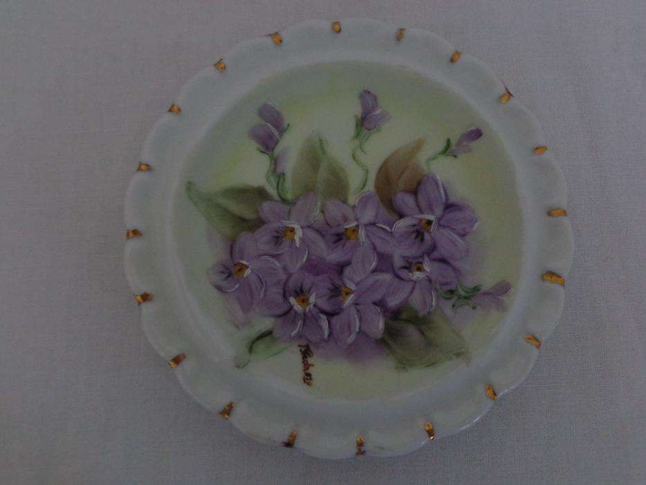 Prato em porcelana pintada à mão