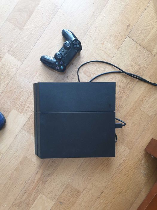 Sony PlayStation 4  1TB  + Pad
