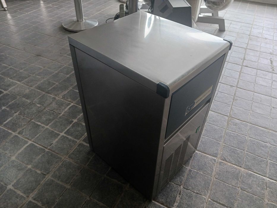 ACM1679 - Máquina de Gelo Industrial de 20kgs - Usada