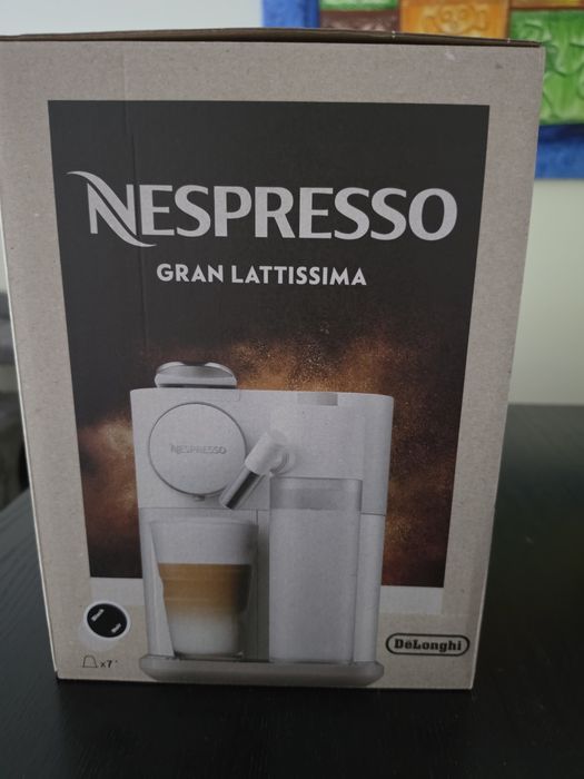 Máquina café Nespresso Gran Latissima nova a estrear, preta,fatura,  garantia,  oferta cápsulas