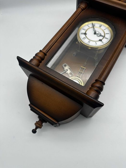 Stary wiszący zegar Hermle nakręcany wahadło drewno.