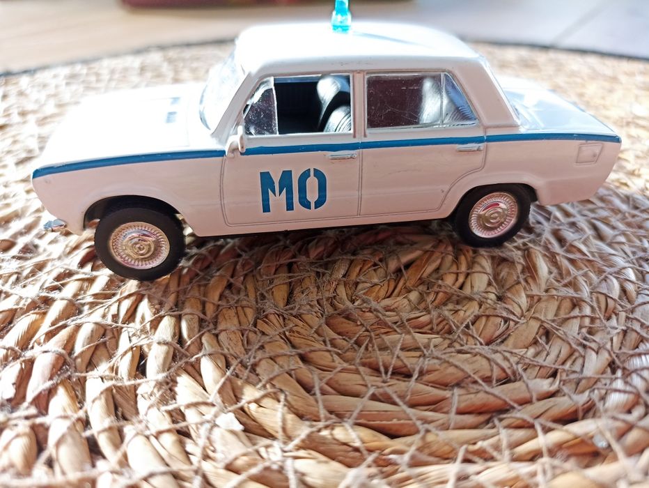 Model fiat 125 / FSO 1500 milicja obywatelska biała