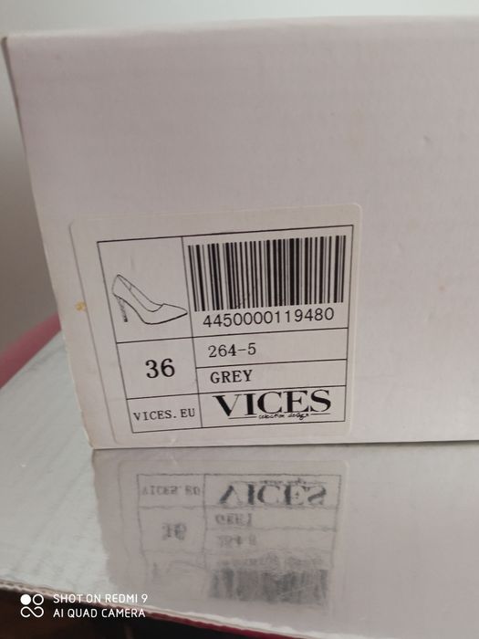 Siwe szpilki z czerwoną podeszwą