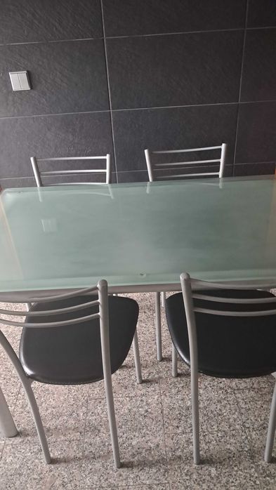 Mesa de Cozinha e 4 Cadeiras